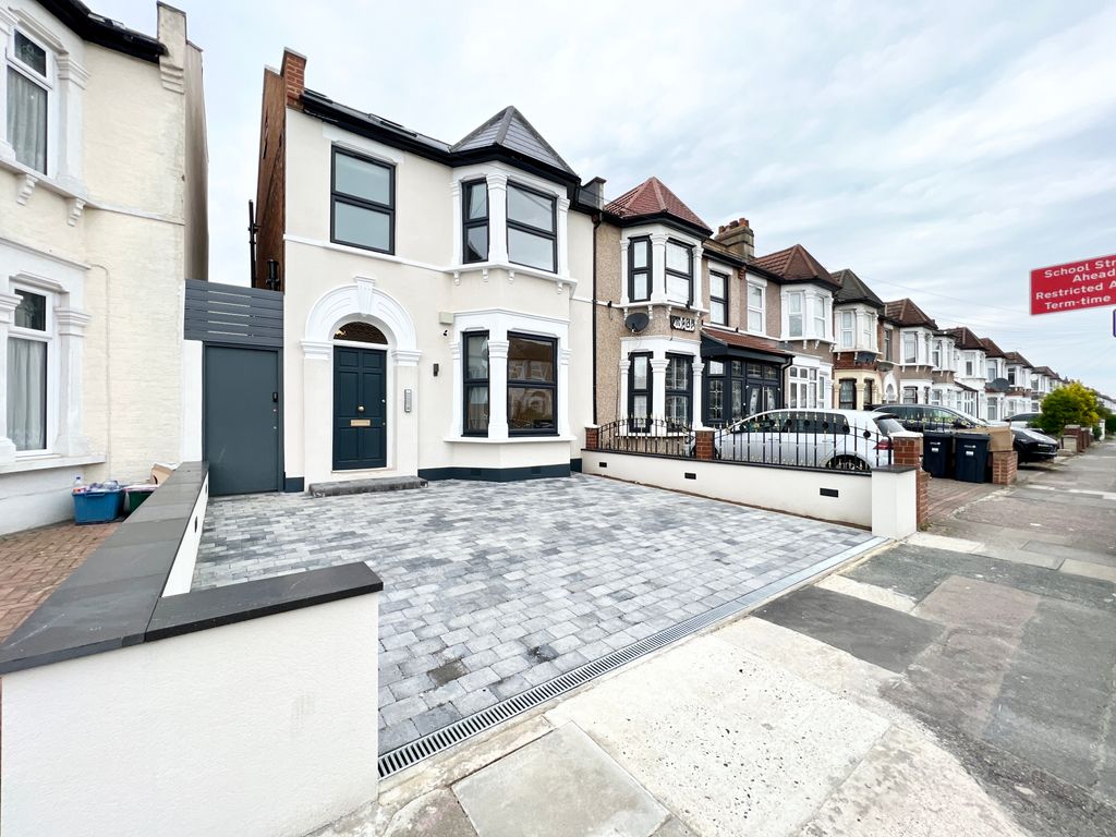 Studio to rent in Park Road, Ilford IG1 Zoopla