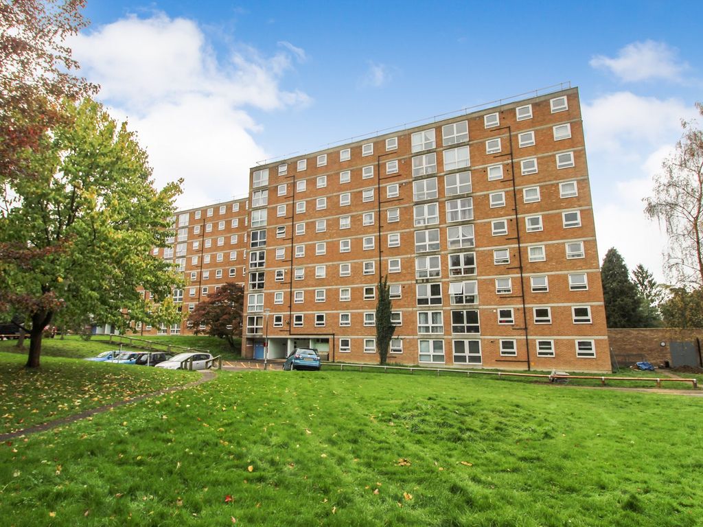2 bed flat for sale in Milton Mount, Crawley, West Sussex. RH10, £