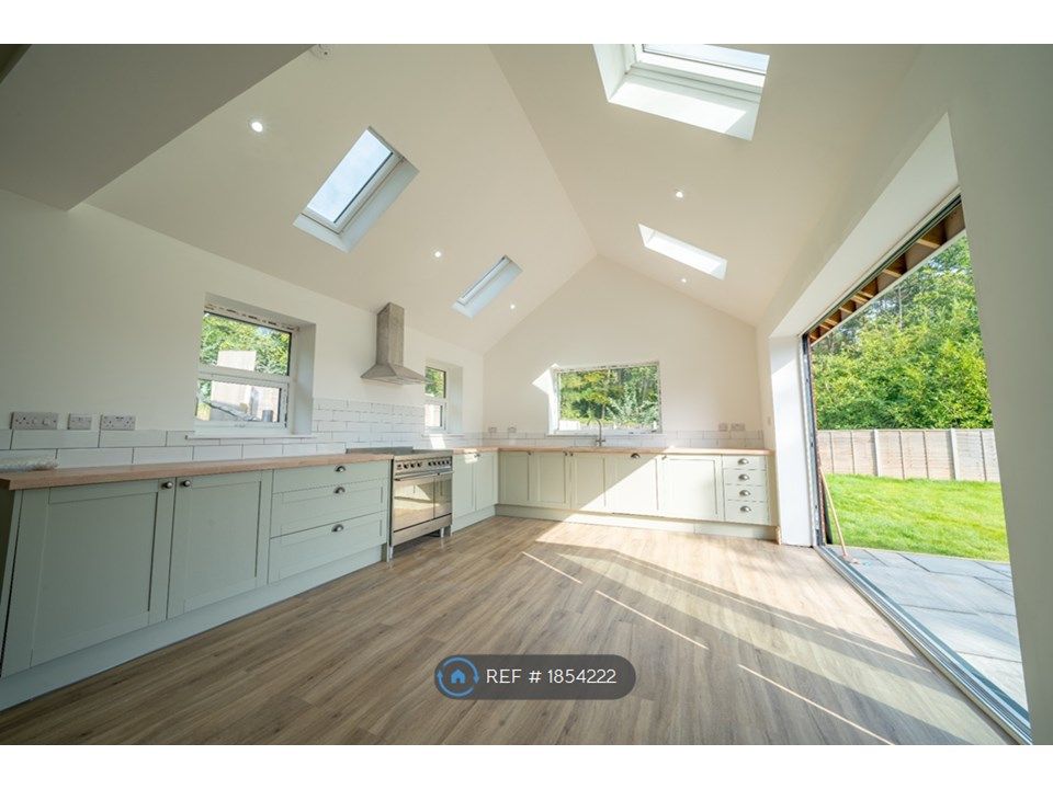 4 bed detached house to rent in Daggons Road, Alderholt, Fordingbridge