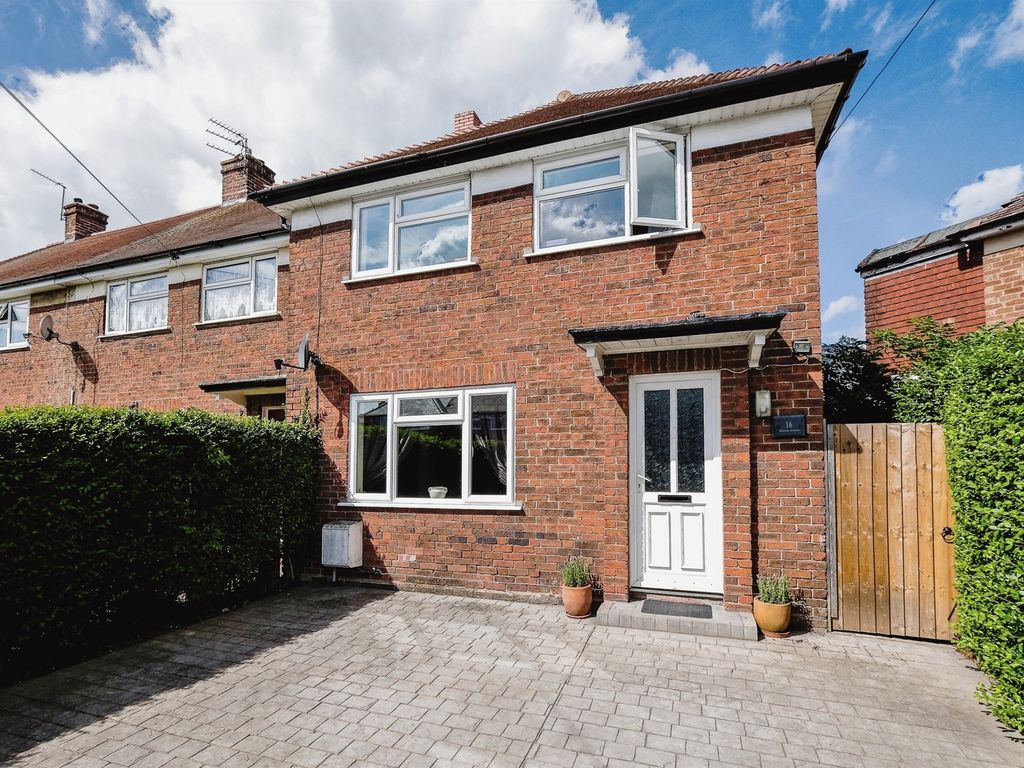 3 bed end terrace house for sale in Hinton Avenue, Hereford HR2, £