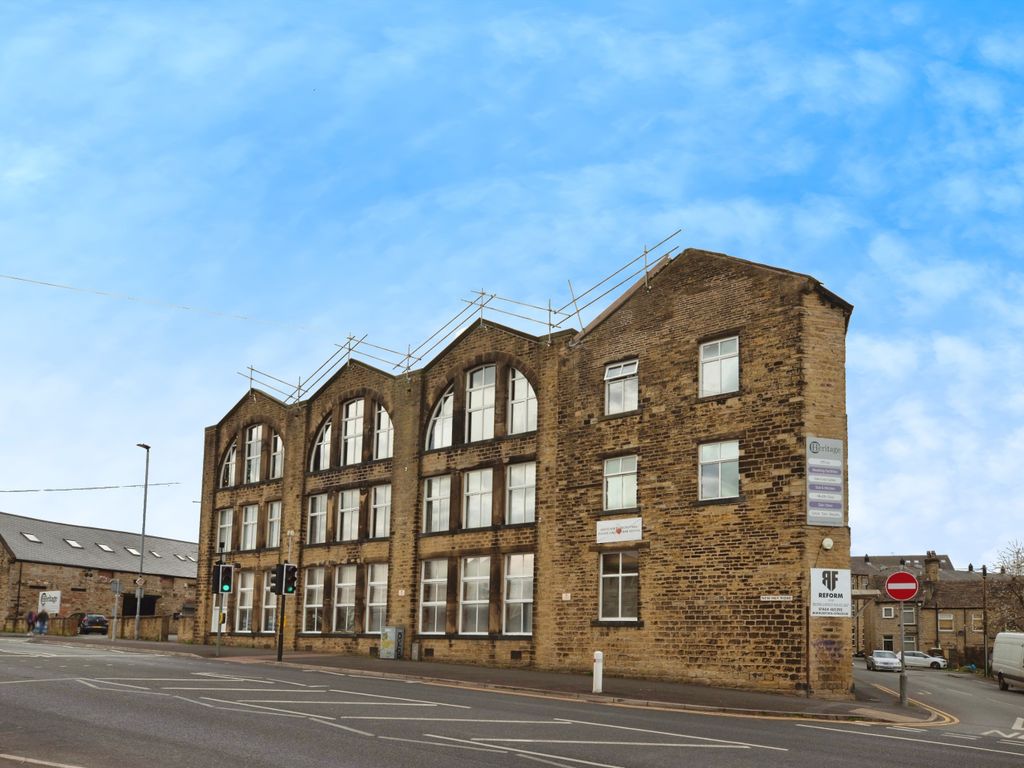2 bed flat for sale in Plover Road, Lindley, Huddersfield HD3, £160,000