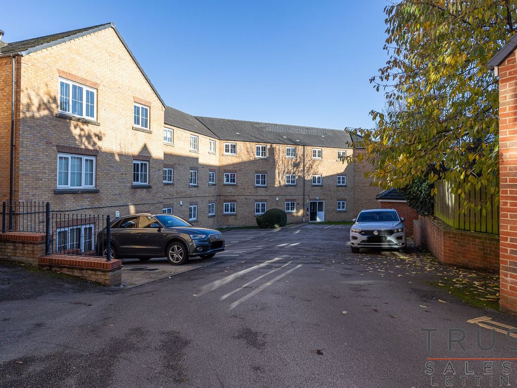 2 bed flat for sale in Broadlands Gardens, Pudsey LS28, £149,950 Zoopla