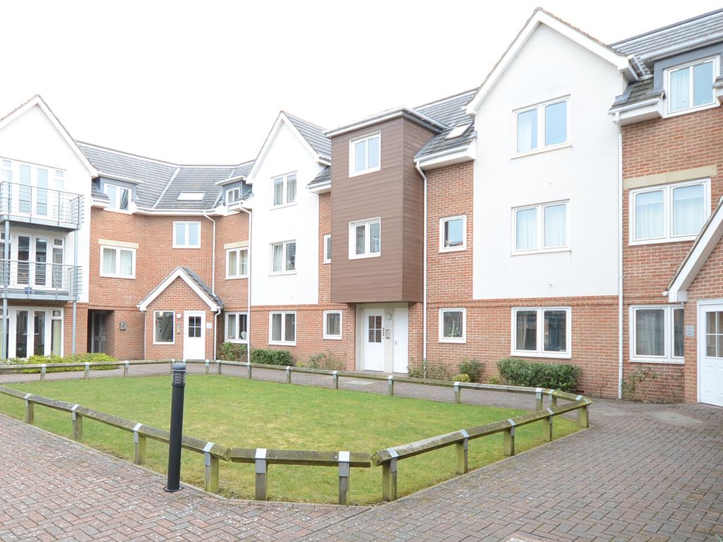 2 bed flat to rent in Old Dairy Close, Fleet GU51 Zoopla