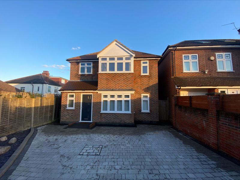 3 bed detached house to rent in D'arcy Road, North Cheam, Sutton SM3, £