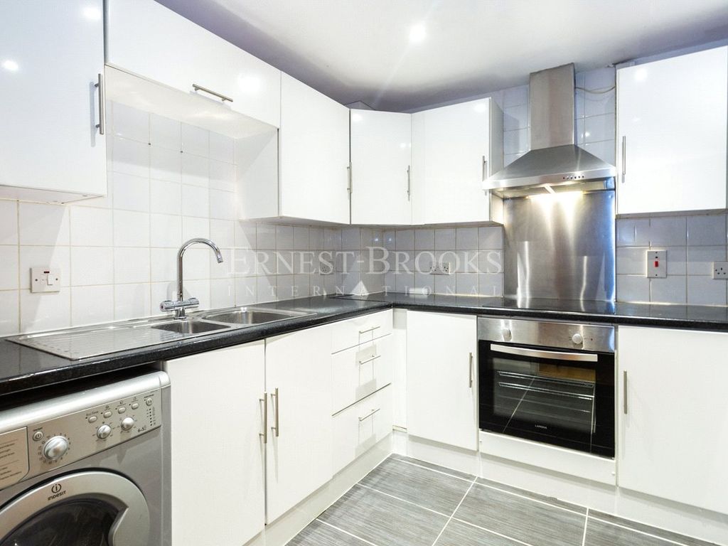 2 bed flat to rent in Mallard House, Station Court, Townmead Road SW6