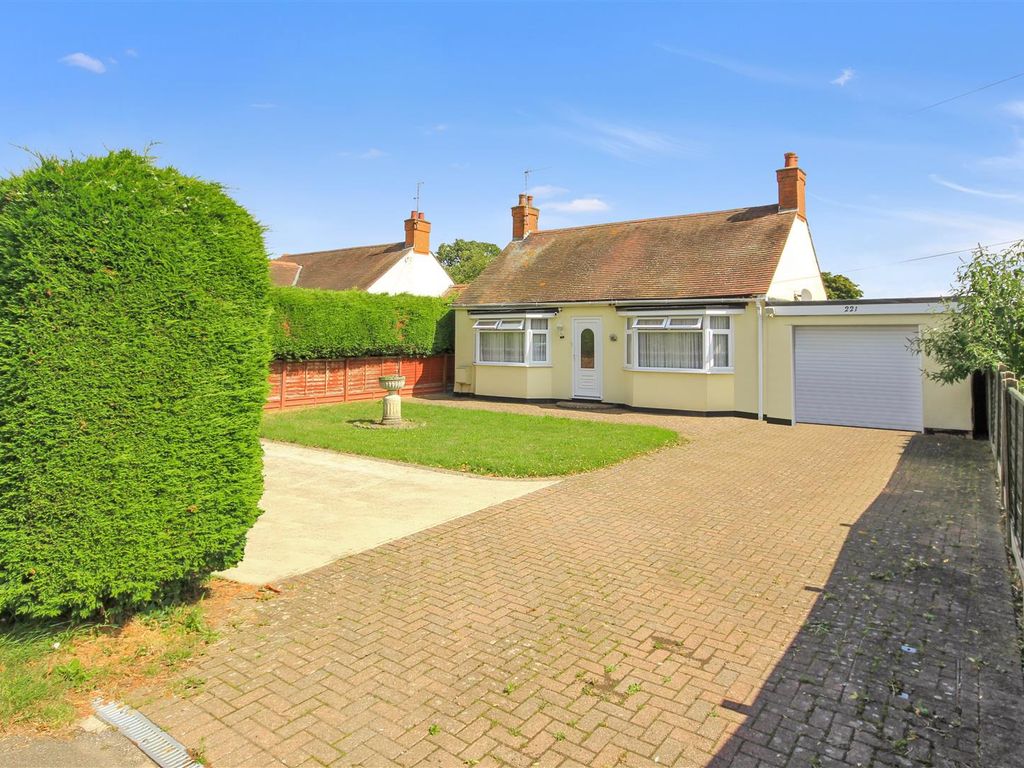 3 bed detached bungalow for sale in Bedford Road, Rushden NN10, £