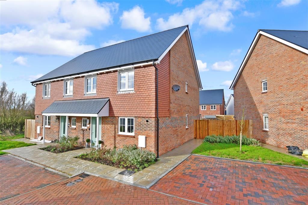 4 bed semidetached house for sale in Aspen Place, Headcorn, Kent TN27