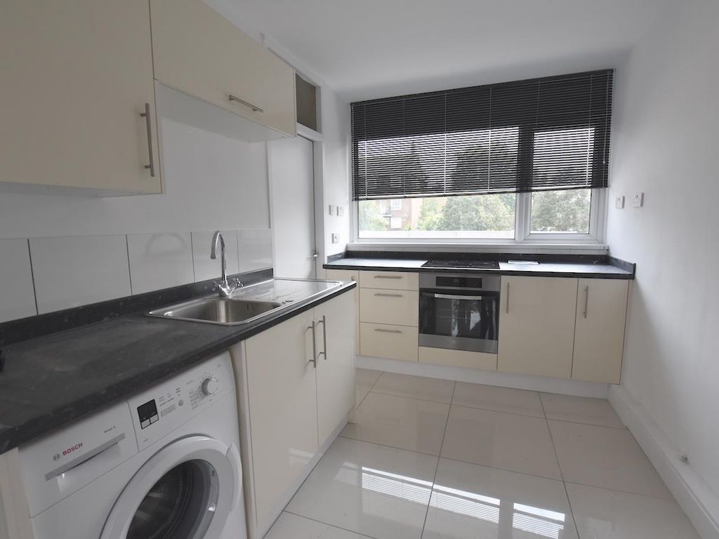 4 bed property to rent in Abbots Park, Tulse Hill, London SW2, £2,750
