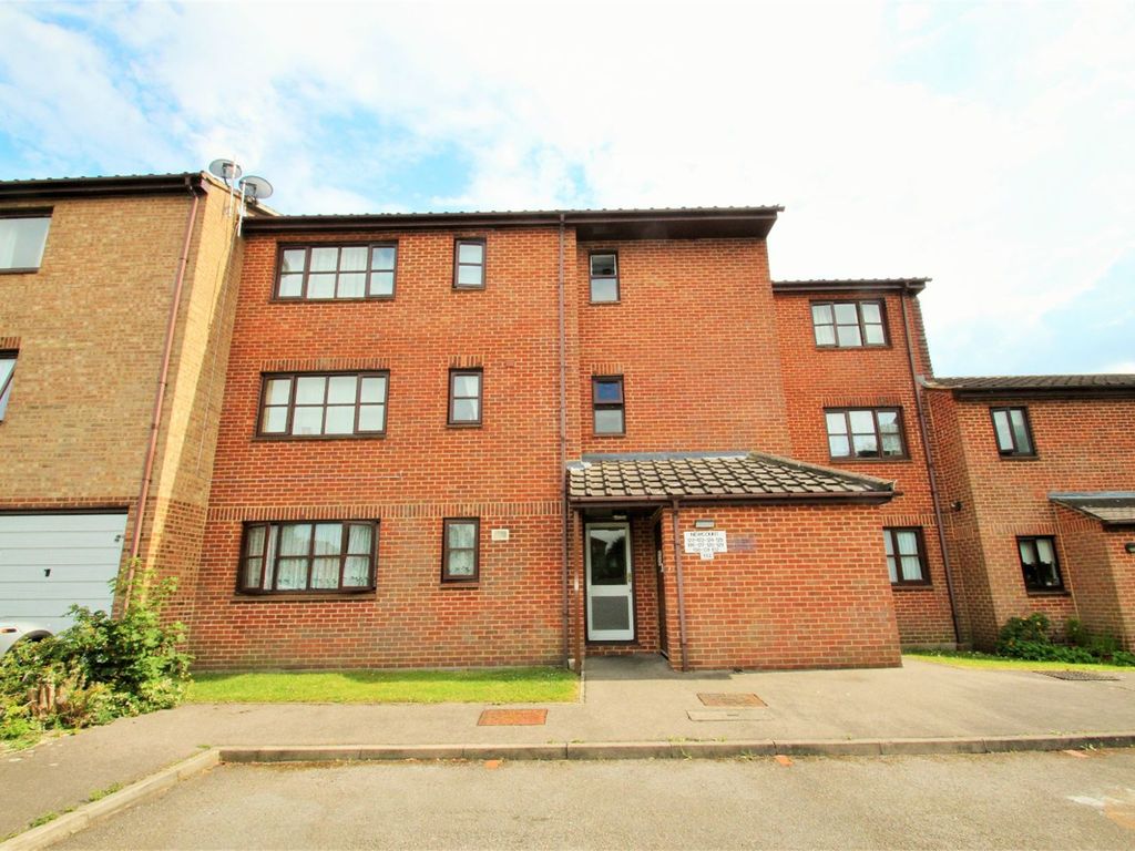 Studio to rent in Newcourt, Uxbridge, Middlesex UB8, £900 pcm Zoopla