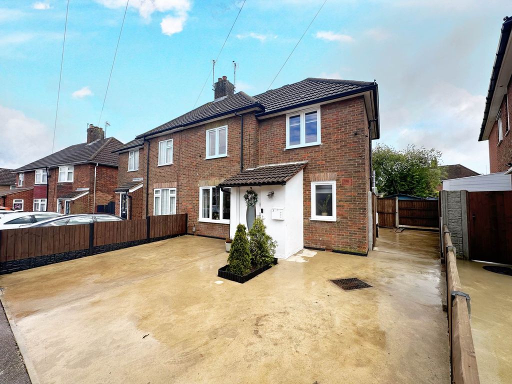 3 bed semidetached house for sale in Benning Avenue, Dunstable LU6, £