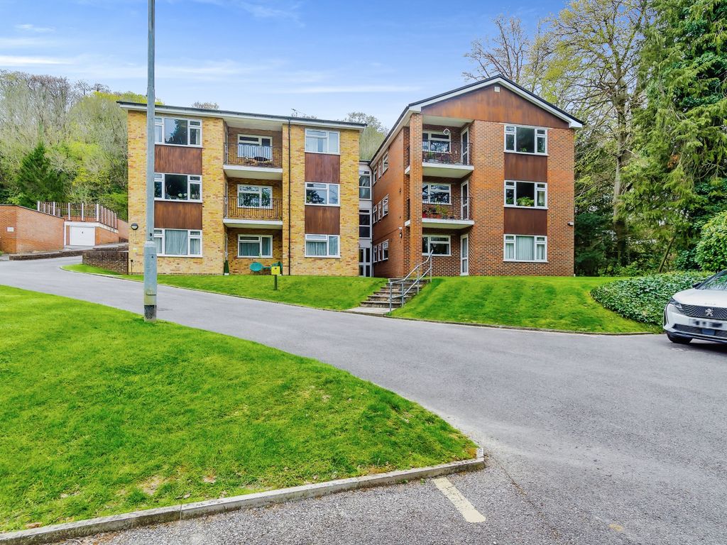 2 bed flat for sale in Harestone Valley Road, Caterham, Surrey CR3, £