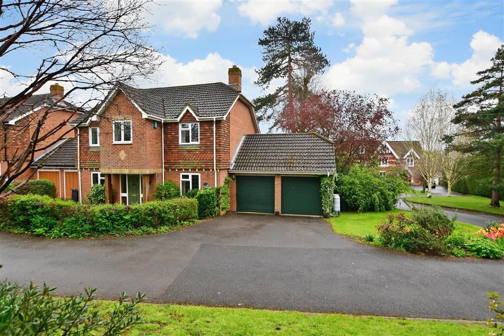 4 bed detached house for sale in Grovewood Drive, Maidstone, Kent ME14