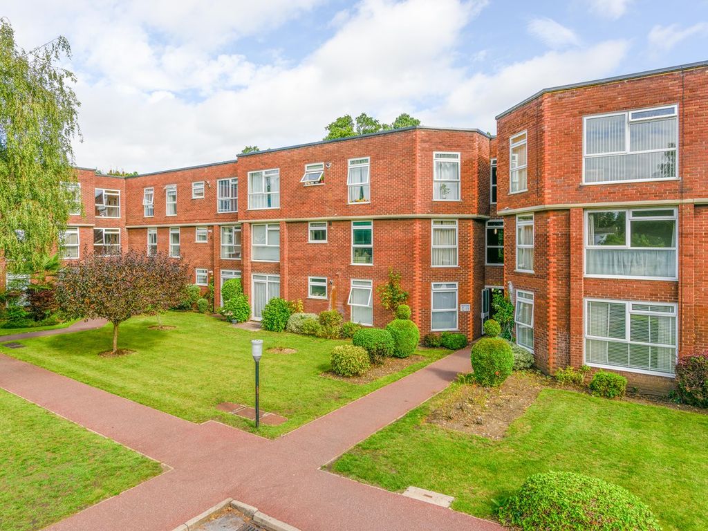 2 bed flat for sale in Queens Court, Ellesmere Road, Weybridge KT13, £