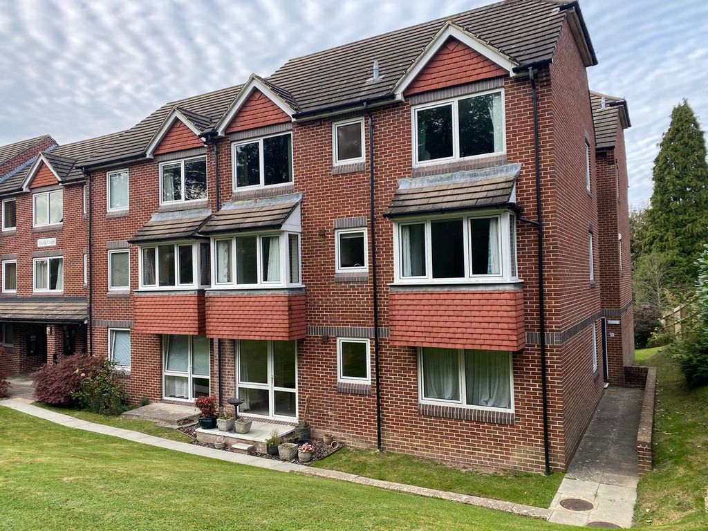2 bed flat to rent in Heath Road, Haywards Heath RH16, £1,100 pcm Zoopla