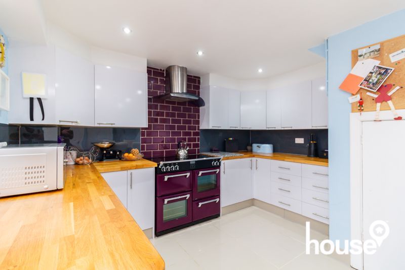 3 bed end terrace house for sale in Prince Charles Avenue, Minster On