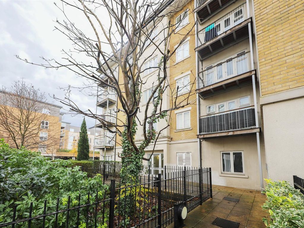 2 bed flat for sale in Park Lodge Avenue, West Drayton UB7, £300,000