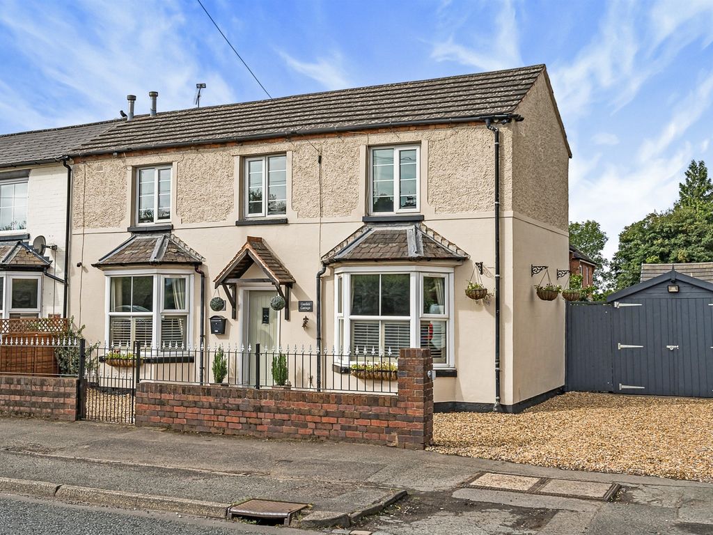 3 bed end terrace house for sale in Stourbridge Road, Hagley