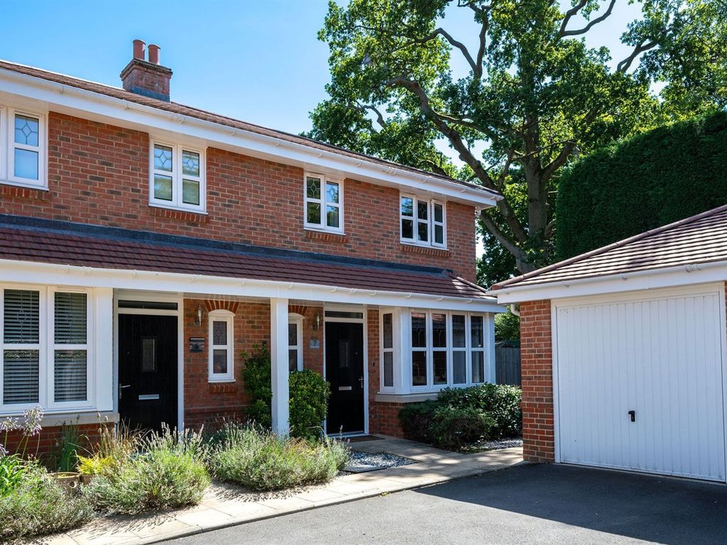 3 bed semidetached house for sale in Fivens Place, Horsham RH12, £