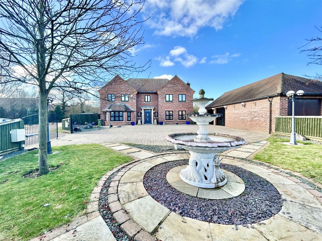5 bed property for sale in Lovett Green, Sharpenhoe, Bedford MK45, £