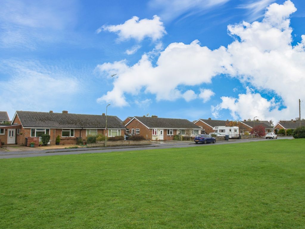 4 bed semidetached bungalow for sale in Blenheim Drive, Witney