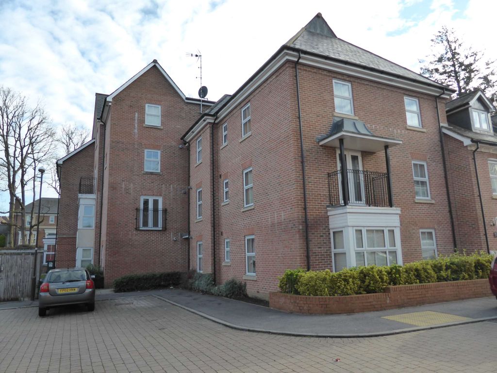 2 bed flat to rent in Stone Court, Maidenbower, Crawley RH10 Zoopla