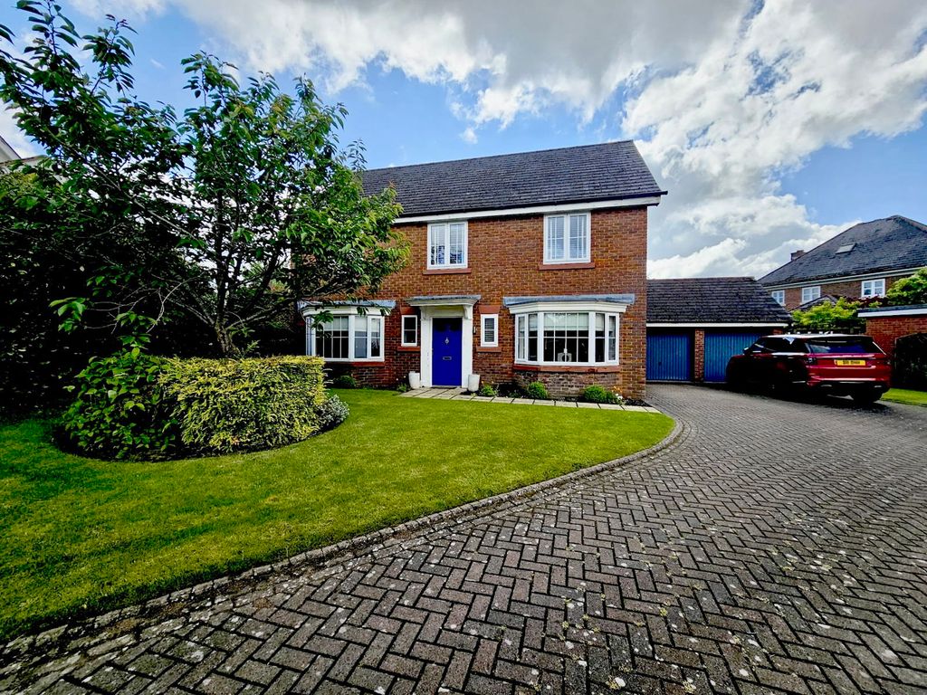 4 bed detached house for sale in Oakdale Close, Wychwood Park, Weston