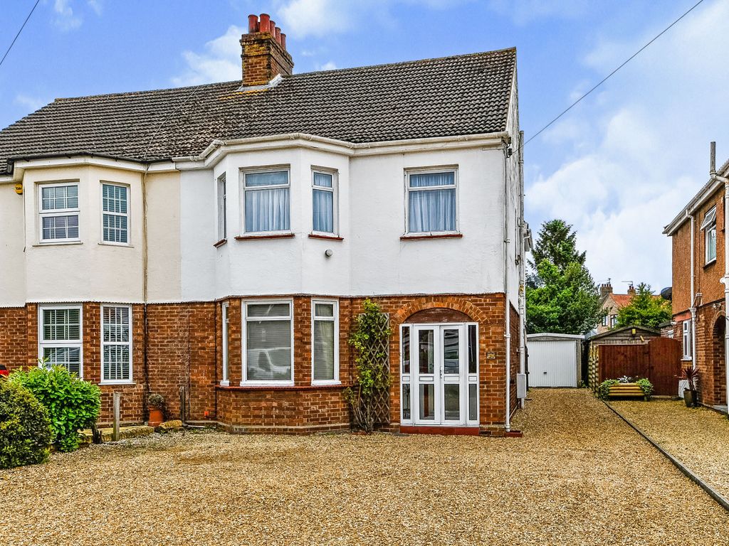 4 bed semidetached house for sale in Wootton Road, Gaywood, King's