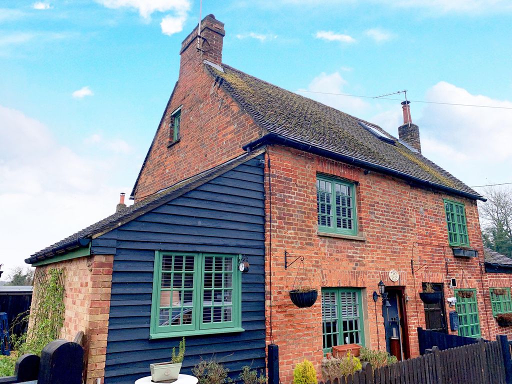 2 bed semidetached house to rent in The Front, Potten End, Berkhamsted