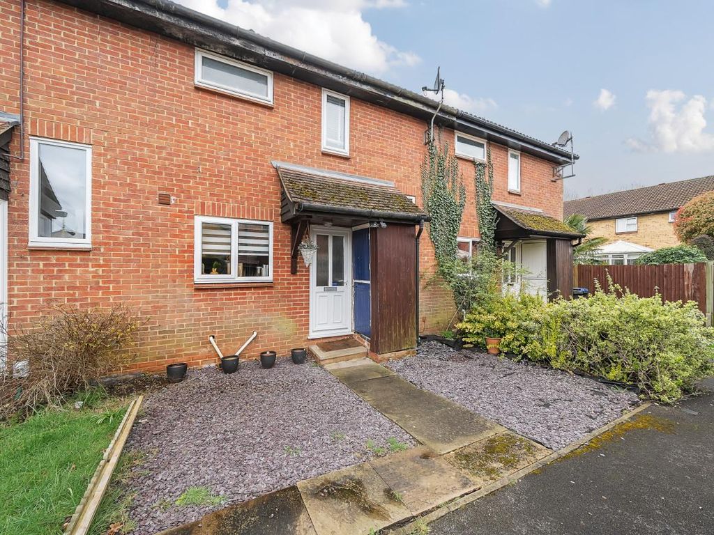 2 bed property for sale in Bitterne Drive, Woking GU21, £350,000 Zoopla