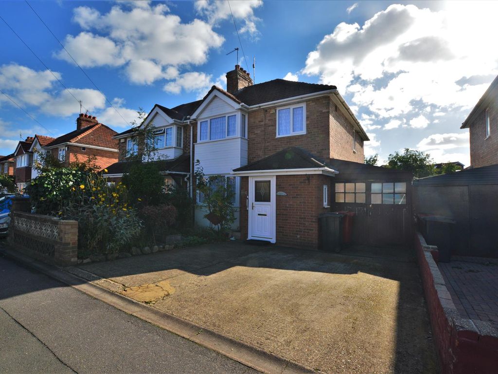 3 bed semidetached house for sale in Sheffield Road, Slough SL1, £