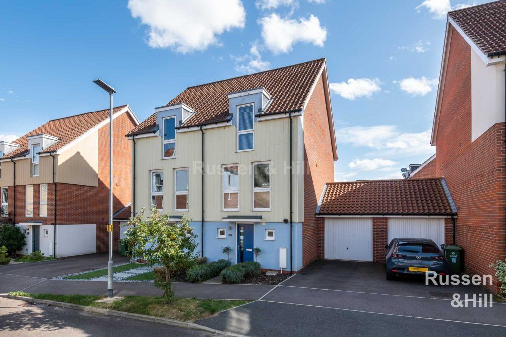 4 bed semidetached house for sale in Peacock Grove, Costessey, Norwich