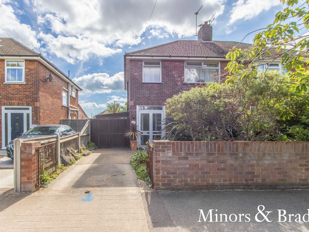3 bed semidetached house for sale in Hollingsworth Road, Lowestoft