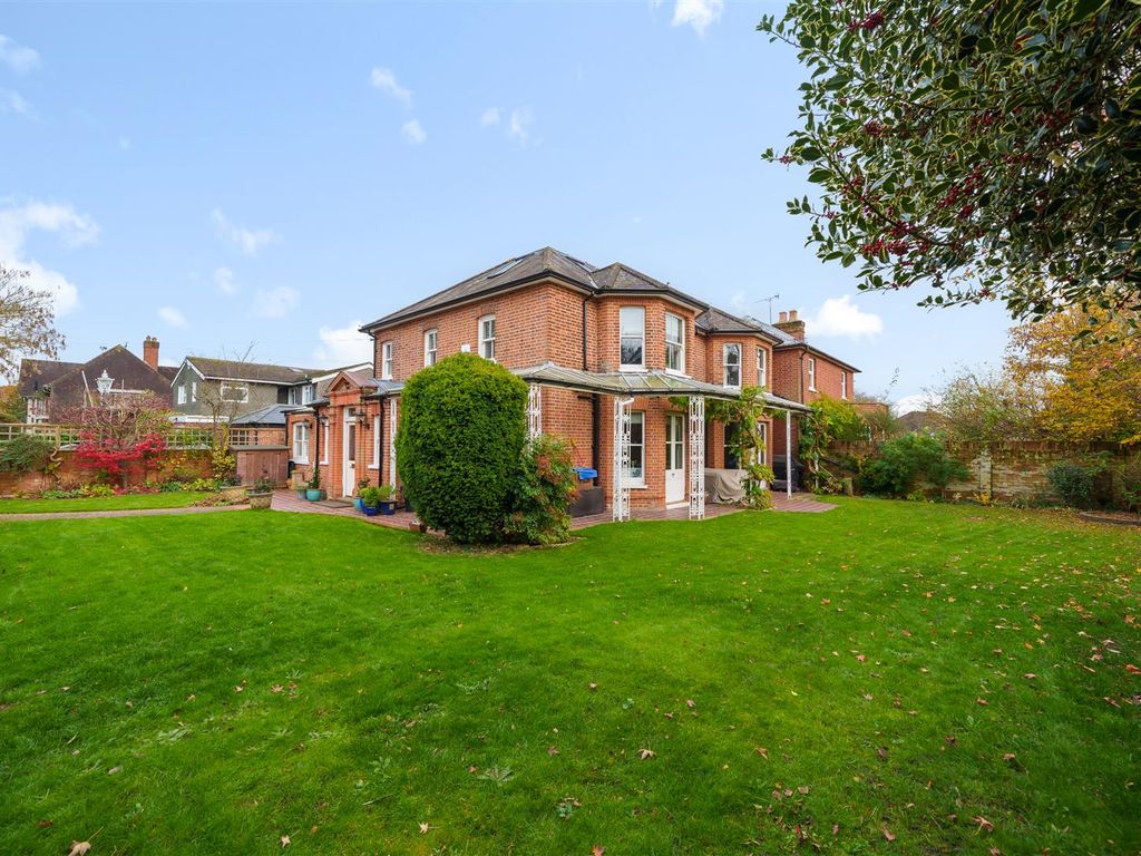 5 bed property for sale in Altwood Road, Maidenhead SL6, £1,400,000