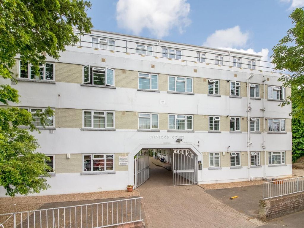 2 bed flat for sale in Clive Road, Dulwich, London SE21, £300,000 Zoopla