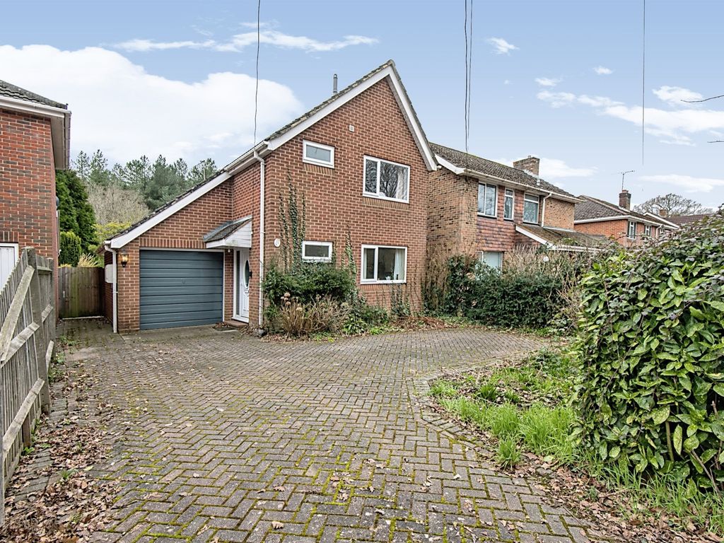 3 bed detached house for sale in Castle Lane, North Baddesley