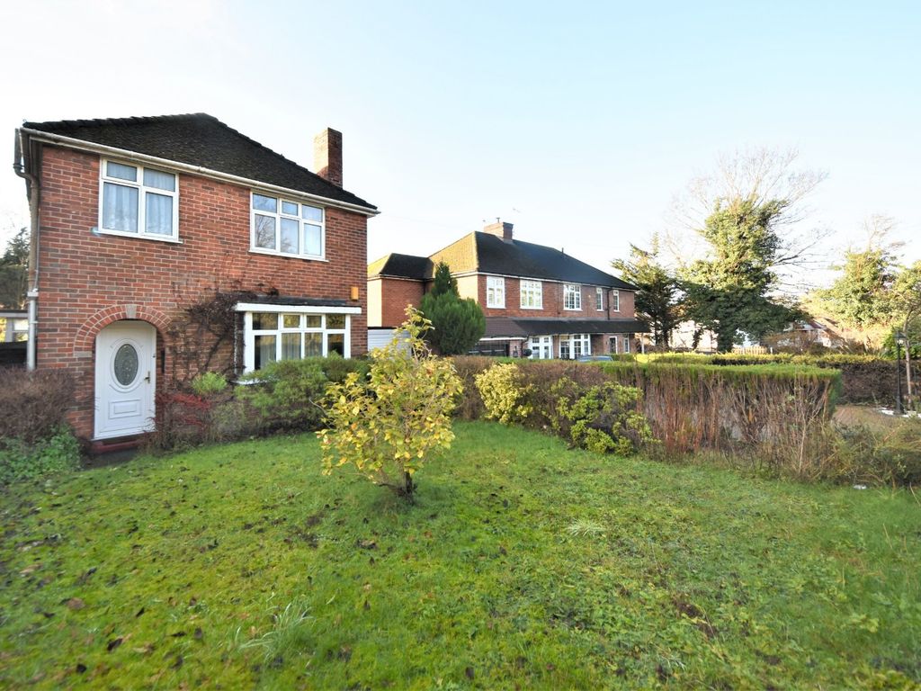 3 bed detached house to rent in London Road, Wooburn Green, High