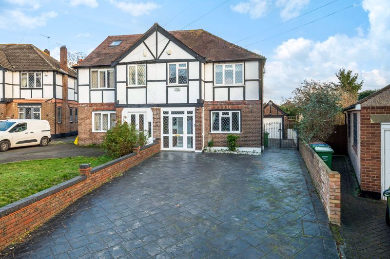 4 bed semidetached house for sale in Arcadian Close, Bexley DA5, £