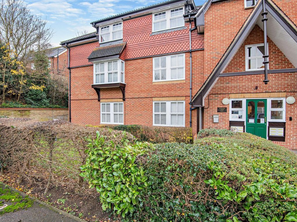 2 bed flat for sale in Grange Crescent, Dartford DA2, £215,000 Zoopla
