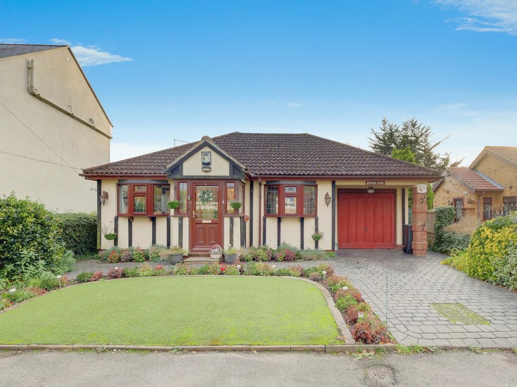 2 bed detached bungalow for sale in Osborne Road, Bowers Gifford SS13