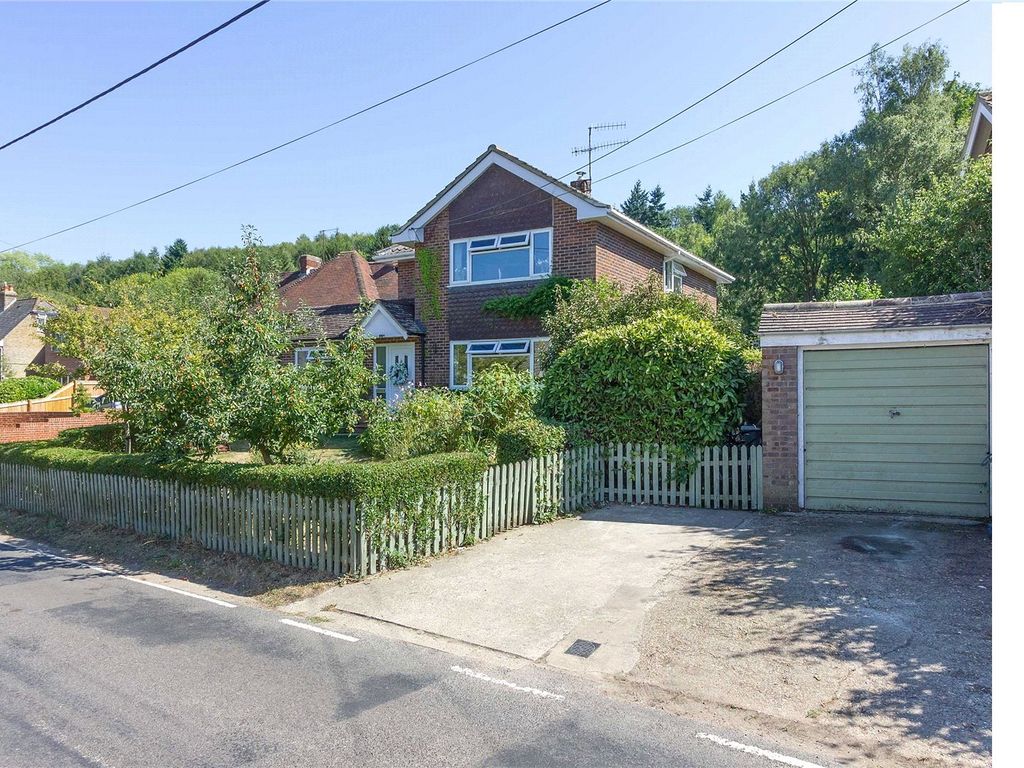 3 bed detached house for sale in The Street, Newnham, Sittingbourne