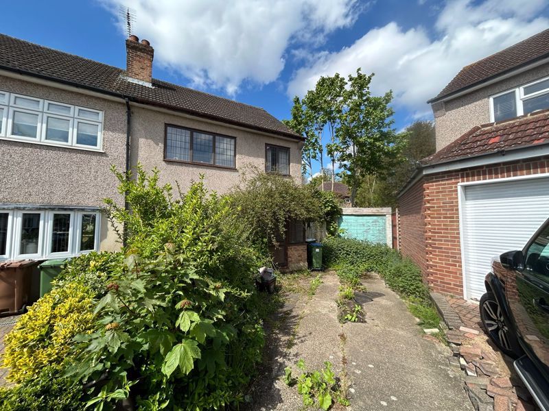 3 bed semidetached house for sale in Andrew Close, Dartford DA1, £