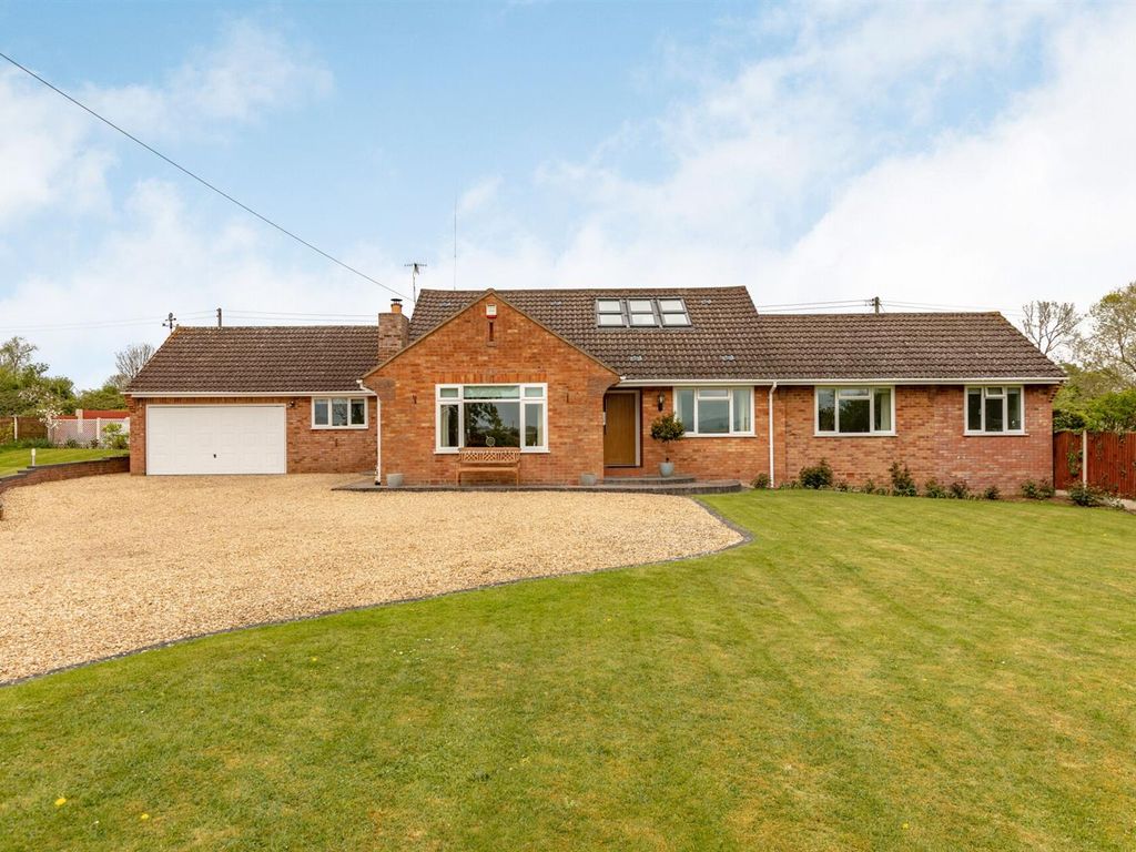 4 bed detached bungalow for sale in Froxmere Road, Crowle, Worcester