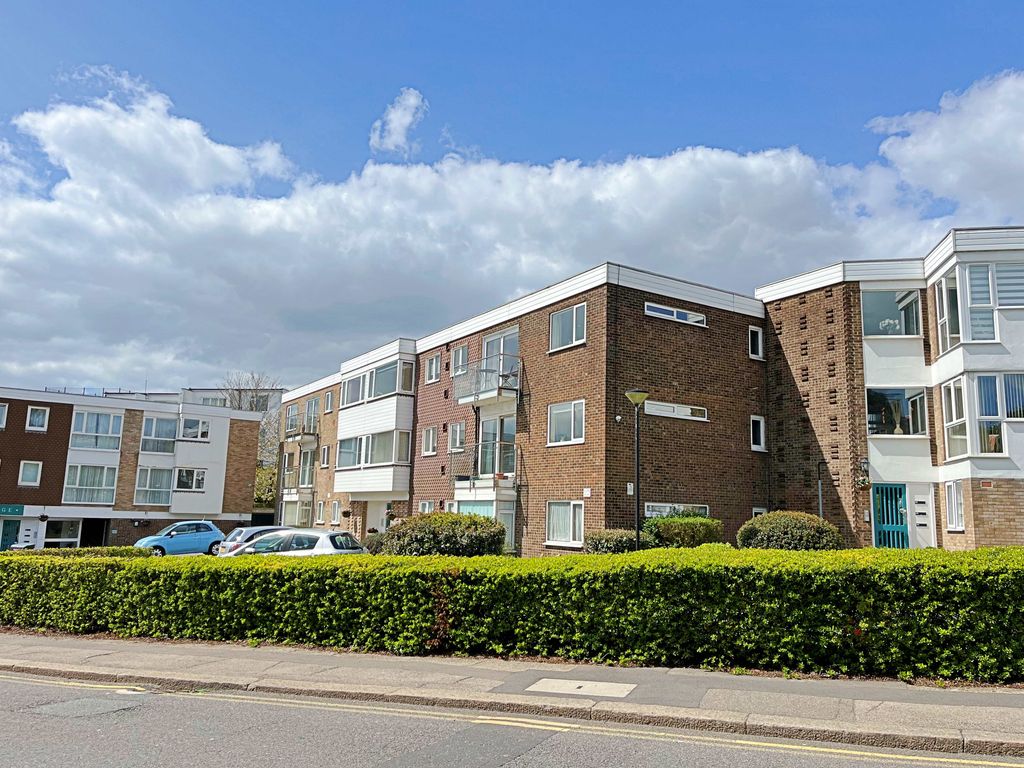 2 bed flat for sale in Shorefield Road, WestcliffOnSea SS0 Zoopla
