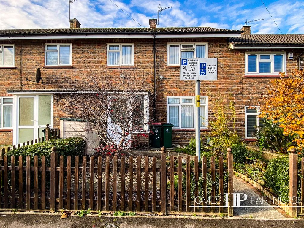 3 bed terraced house for sale in Priors Walk, Crawley RH10 Zoopla