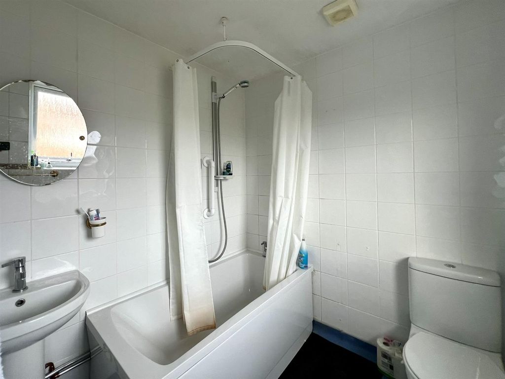 3 bed property to rent in Brampton Lane, Portsmouth PO3, £1,500 pcm