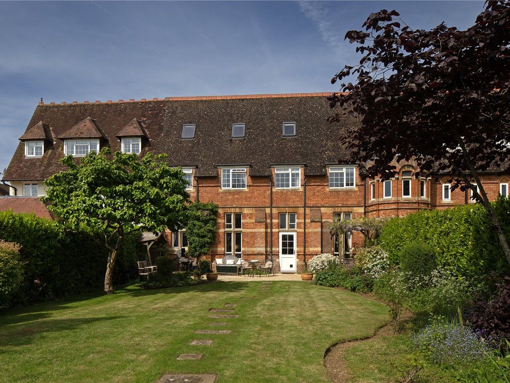 4 bed terraced house for sale in Holyrood House, Church End, South