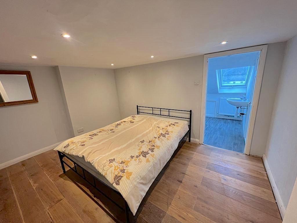 Room to rent in Thorpe Lea Road, Egham TW20 Zoopla