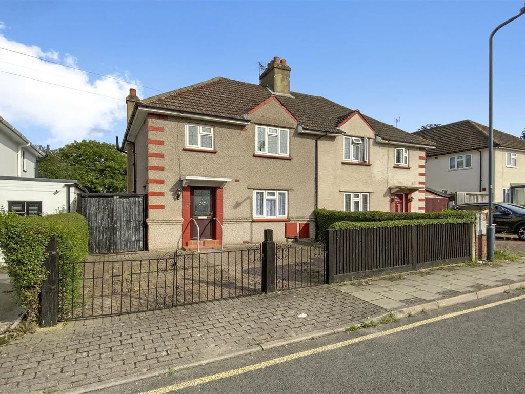 3 bed semidetached house for sale in The Close, Lyon Park Avenue