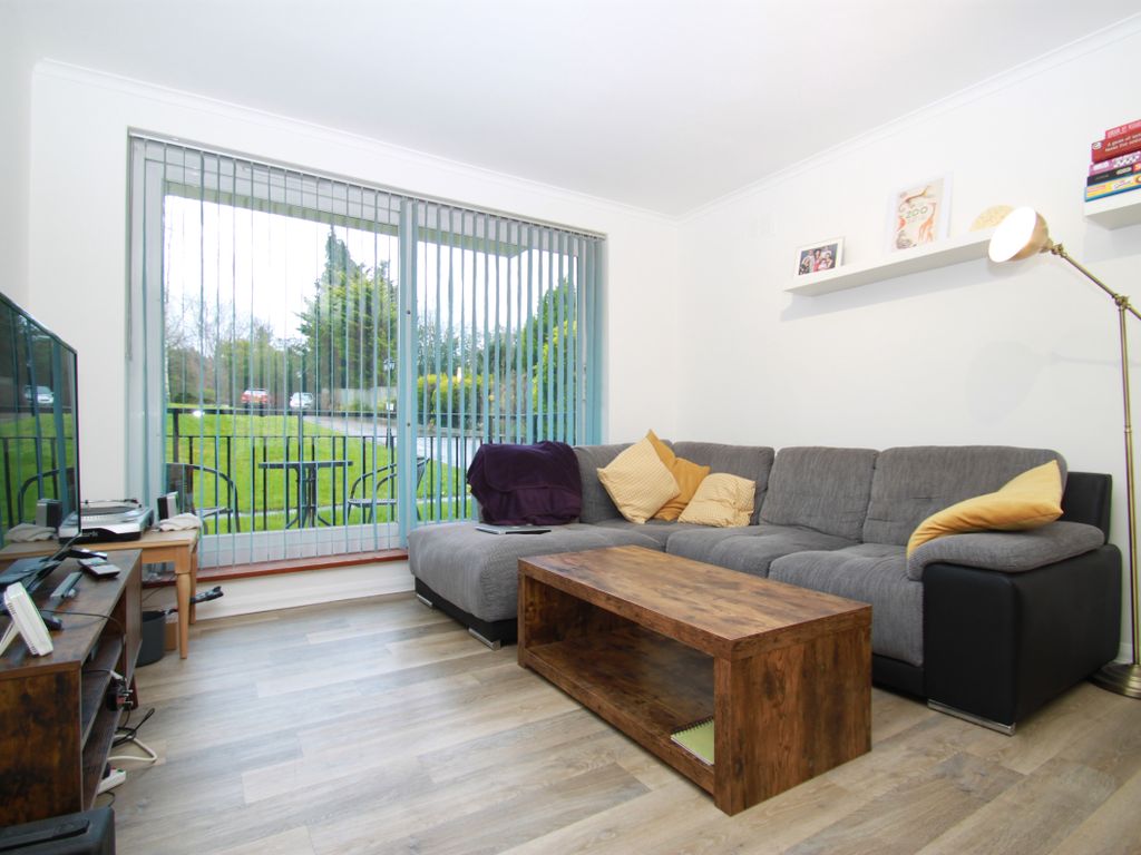 2 bed flat to rent in Holden Road, Woodside Park, With Garage N12