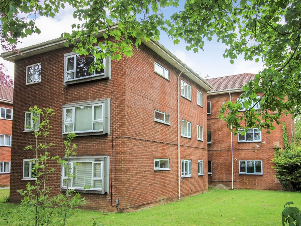 2 bed flat to rent in Hillside Road, Harpenden AL5, £1,500 pcm Zoopla